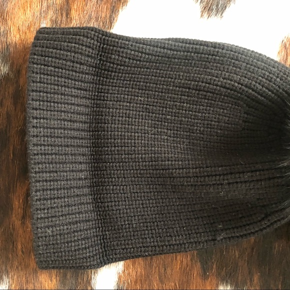 New Beanie Single Pom - black fox fur Pom beanie brand new - Picture 12 of 17